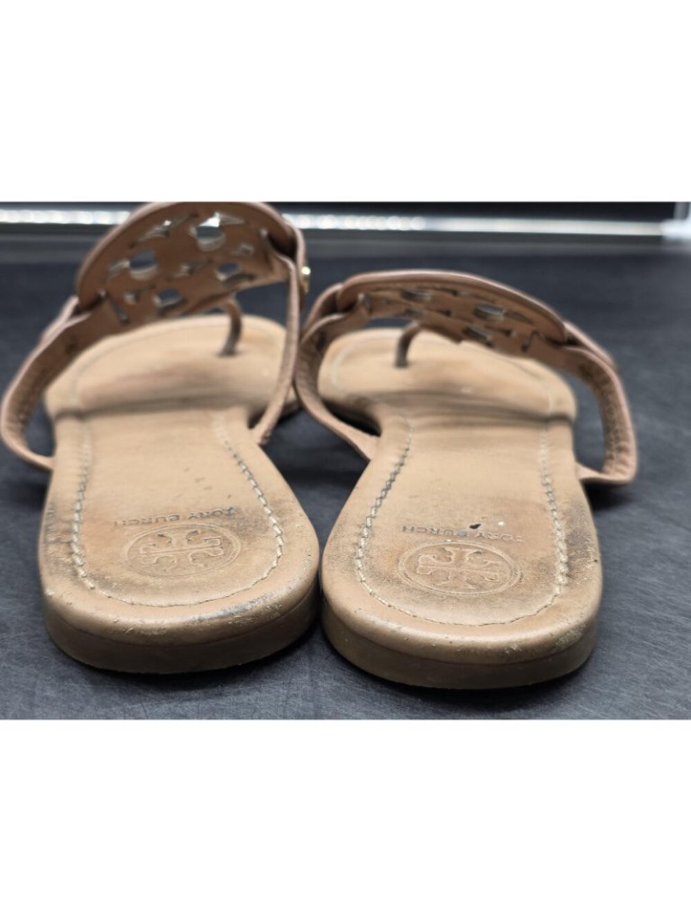 Tory Burch Sandals Womens Size 9 40 Miller Beige Logo Thong Damage Stains Shoes - Picture 9 of 10